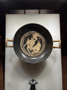 Read more about the article “Bir Kadehten Daha Fazlası: Kyliks & Oidipus ve Sfenks Miti”
<span class="bsf-rt-reading-time"><span class="bsf-rt-display-label" prefix="Okuma Süresi"></span> <span class="bsf-rt-display-time" reading_time="18"></span> <span class="bsf-rt-display-postfix" postfix="Dakika"></span></span><!-- .bsf-rt-reading-time -->