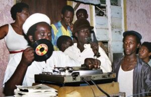 Read more about the article “Kingston’ın Ritmi: Mento’dan Rocksteady’ye Jamaika Müziğinin Doğuşu, 1950–1968”
<span class="bsf-rt-reading-time"><span class="bsf-rt-display-label" prefix="Okuma Süresi"></span> <span class="bsf-rt-display-time" reading_time="16"></span> <span class="bsf-rt-display-postfix" postfix="Dakika"></span></span><!-- .bsf-rt-reading-time -->